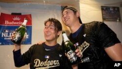 Yoshinobu Yamamoto, a la izquierda, y Shohei Ohtani, de los Dodgers de Los Ángeles, celebran la victoria sobre los Padres de San Diego en el quinto juego de la serie divisional de la Liga Nacional el viernes 11 de octubre de 2024 en Los Ángeles. (Foto AP/Ashley Landis)