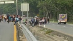 Policía impide que caravana de migrantes avance al norte de México