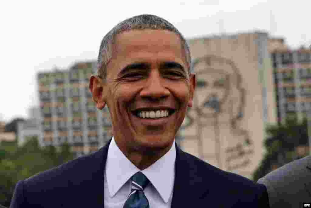 El presidente de Estados Unidos Barack Obama durante la colocación de la ofrenda floral ante el monumento del prócer cubano José Martí hoy, lunes 21 de marzo de 2016.