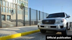 Autos de diplomáticos estadounidenses frente a la embajada en La Habana. 