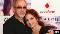 La cantante cubana Gloria Estefan, junto a su esposo, el productor Emilio Estefan.