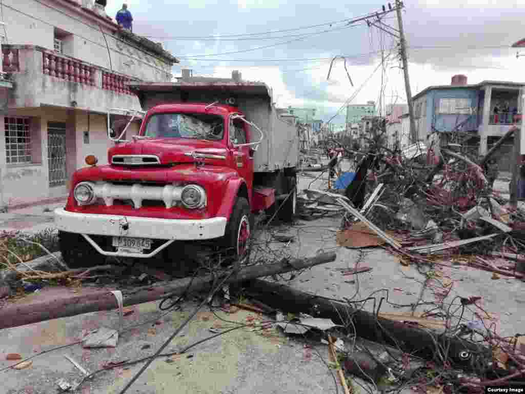 Intenso tornado causa severos daños en La Habana