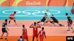 El equipo olímpico de voleibol de Irán (azul) en acción ante el equipo olímpico de voleibol de Cuba (rojo) este jueves 11 de agosto de 2016.