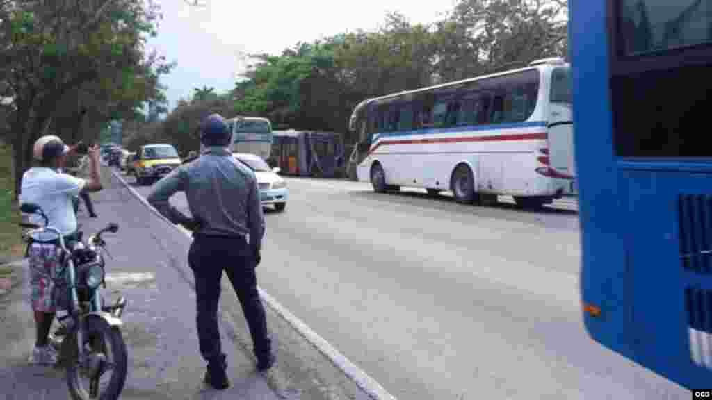 Policía controla el tráfico en la Vía Blanca