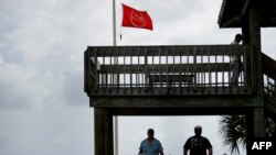 Una bandera de "no nadar" en Santa Rosa Beach, Florida, cerca del Golfo de México, mientras el huracán Michael se acerca. 