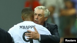 Kylian Mbappé del Real Madrid abraza a su entrenador Carlo Ancelotti en el partido contra el Atalanta en el Estadio Nacional, en Varsovia, Polonia el 14 de agosto de 2024. REUTERS/Kacper Pempel