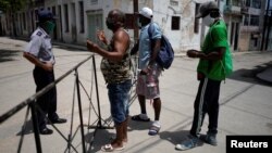 Un policía impide la entrada a un barrio en cuarentena por coronavirus en La Habana. REUTERS/Alexandre Meneghini