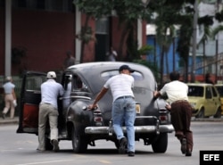 Dueños de varios vehículos contratan choferes y al final del día todos se van contentos