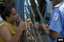 Una mujer da el nombre de su pareja en la cárcel de máxima seguridad "El Chipote", en Managua.