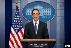 El secretario del Tesoro de EEUU, Steven Mnuchin, habla durante una rueda de prensa sobre las sanciones contra Venezuela.