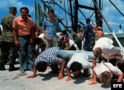 Exiliados cubanos que llegan en barcos a Miami durante el éxodo del Mariel. Archivo.