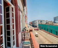 Calle Belascoaín, vista desde el balcón de la casa particular de Diana. Al fondo, el Malecón.