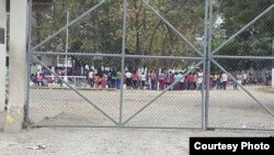 Imagen de la fila que hacen las dos madres para visitar a sus hijos en prisión cada mes.