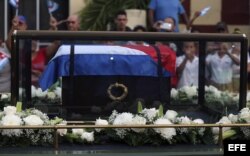 Fotografía del féretro con las cenizas del fallecido líder de la revolución cubana, Fidel Castro, al paso de la caravana hoy, jueves 1 de diciembre de 2016, en Santa Clara (Cuba).