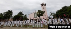 FOTO ARCHIVO. Las Damas de Blanco frente a la Iglesia de Santa Rita.