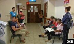 Cubanos esperan ser atendidos en hospital de Guyana para chequeo exigido en trámite migratorio. (Foto: Rodolfo Hernández)