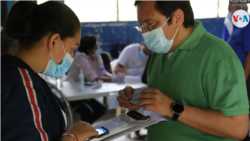 Un nicaragüense verifica si su nombre aparece en el padron electoral. Foto Houston Castillo, VOA.