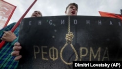 Cartel que dice "Reforma de pensiones". Manifestación del Partido Comunista en San Petersburgo.