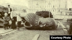 Revolución Rusa de Febrero de 1917. Estatua del zar Nicolás II decapitada.