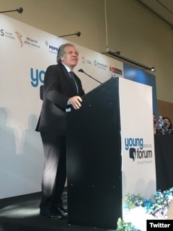 El secretario de la OEA Luis Almagro participa en uno d elos foros paralelos de la Cumbre de las Américas.