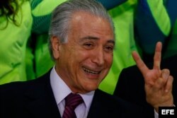 Fotografía del 29 de agosto de 2016 del presidente interino Michel Temer recibiendo a los atletas olímpicos en el Palacio del Planalto en Brasilia (Brasil).