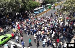 Iranies protestan en una calle cerca del Gran Bazar de Teherán.