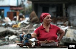 Cubanos se recuperan hoy, miércoles 5 de octubre de 2016, de los destrozos y estragos causados por el paso del huracán Matthew en Baracoa, provincia de Guantánamo (Cuba). El huracán Matthew dejó a su paso por Cuba graves destrozos en el extremo oriental