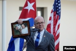 FOTO ARCHIVO. El legislador estadounidense Jim McGovern, muestra un retrato junto a Fidel Castro, en un acto en el Museo Hemingway, en La Habana en marzo de 2019. REUTERS/Alexandre Meneghini