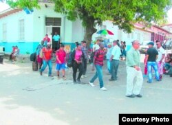 Los cubanos detenidos se dirigen a abordar el transporte que los llevaría a Tegicugalpa.