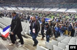 Espectadores abandonan el estadio...