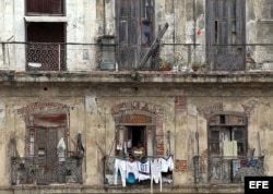 Una mujer cuelga la ropa recién lavada en su balcón, en un edificio de la zona colonial hoy, viernes 15 de abril de 2016, en La Habana (Cuba), un día antes del inicio del VII Congreso del Partido Comunista de Cuba (PCC).