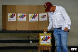 Candidato presidencial Henri Falcón vota desde el estado Lara.