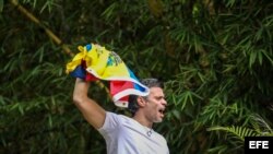 El opositor venezolano Leopoldo López saluda a seguidores hoy, sábado 8 de julio de 2017, en la entrada de su casa en Caracas (Venezuela).