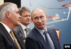 ARCHIVO: 15 de junio de 2012, Vladimir Putin (R), el gobernador de Krasnodar Alexander Tkachev (C) y el presidente y director ejecutivo de ExxonMobil, Rex Tillerson (L) en la firma de un acuerdo de Rosneft y ExxonMobil.