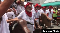 Los papás de pacotilla con sus tres toros de madera. Foto del autor.