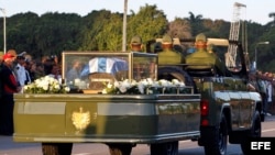 Las cenizas de Fidel Castro en camino hacia Santiago de Cuba.