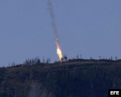 Un bombardero ruso Su-24 cae tras ser derribado por un caza turco.