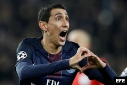 Ángel Di María celebra después de anotar un gol durante un partido entre el París Saint Germain y el Barcelona por la Liga de Campeones de la UEFA.