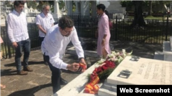 Buitrago de Benito deposita una ofrenda floral en el Panteón de los Mártires del Deber a españoles caídos durante la guerra entre España, Cuba y Estados Unidos.