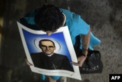 Una mujer sostiene la imagen de monseñor Romero, canonizado este domingo por el papa Francisco.