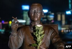 Estatua al Premio Nobel de la Paz Liu Xiaobo en Tamar Park, Hong-Kong