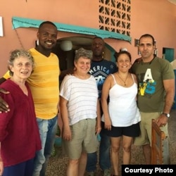 La académica británica Elizabeth Dore (izq.) en Cuba con narradores de su proyecto de historia oral Recuerdos de la Revolución Cubana.