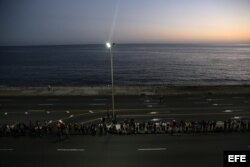 Miles de Ciudadanos cubanos esperan el paso de la urna con las cenizas del fallecido líder de la revolución cubana, Fidel Castro.