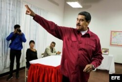 Nicolás Maduro, vota hoy en su centro electoral, en el oeste de Caracas.