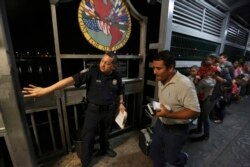 Un agente fronterizo estadounidense le da indicaciones a una familia de migrantes nicaragüenses que desean obtener asilo en EEUU. (AP/Fernando Llano, archivo)