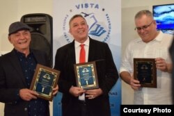 José Hugo Fernández y Armando de Armas reciben compartido el Premio Reinaldo Arenas 2017