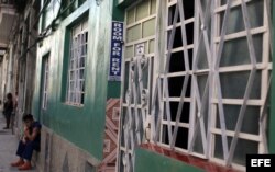 Vista de un anuncio de una casas de alquiler para turistas en un edificio de La Habana.