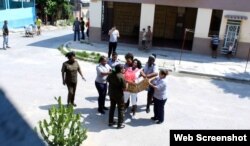 Fuerzas represivas castristas se avalanzan sobre Berta Soler.