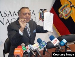 Galo Lara en una conferencia de prensa.