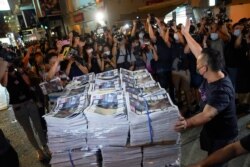 La última tirada del periódico Apple Daily llega a un estanquillo de Hong Kong el 24 de junio de 2021. Foto: REUTERS/Lam Yik/Archivo.